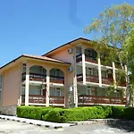 Ahilea - Free Pool Access Hotel