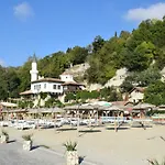 Ahilea - Free Pool Access