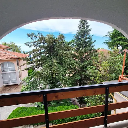 Отель Ahilea - Free Pool Access 3*