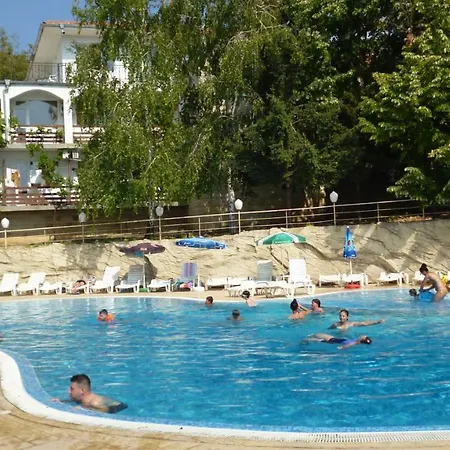 Отель Ahilea - Free Pool Access 3*